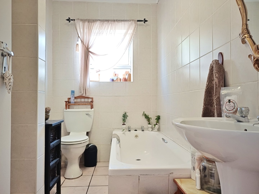 3 Bedroom Property for Sale in Fraaiuitsig Western Cape